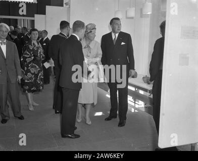 Il Principe Bertil di Svezia apre una mostra di design svedese nel Museo Stedelijk di Amsterdam la Regina Juliana e il Principe Bertil durante il loro tour della mostra Data: 5 ottobre 1959 posizione: Amsterdam, Olanda del Nord Parole Chiave: Queens, musei, principi, mostre Persona Nome: Bertil (Prince Sweden), Juliana (queen Netherlands) Foto Stock