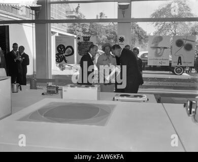 Il Principe Bertil di Svezia apre una mostra di design svedese nel Museo Stedelijk di Amsterdam la Regina Juliana e il Principe Bertil durante il loro tour della mostra Data: 5 ottobre 1959 posizione: Amsterdam, Olanda del Nord Parole Chiave: Queens, musei, principi, mostre Persona Nome: Bertil (Prince Sweden), Juliana (queen Netherlands) Foto Stock