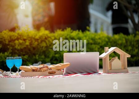 Cestino picnic con cibo e bevande sulla coperta. Pranzo al sacco all'aperto in un campo nella giornata di sole con pane Foto Stock