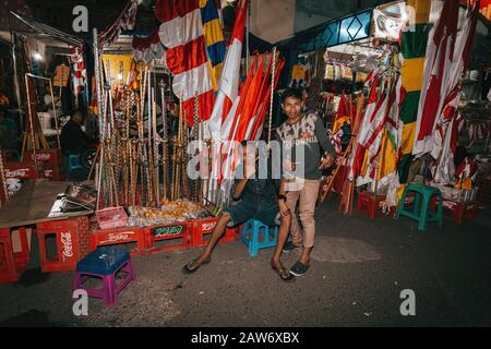 Manado, NORTH SULAWESI, INDONESIA - 3 AGOSTO 2015: Gli uomini indonesiani vendono bandiere in occasione della Giornata dell'Indipendenza dell'Indonesia, il 3 agosto 2015 a ma Foto Stock