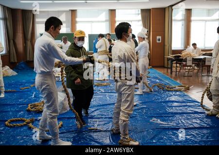 Città Di Shingu, Prefettura Di Wakayama, Giappone. 6th febbraio 2020. I festaioli si preparano a indossare i vestiti tradizionali prima di salire al santuario durante il festival Oto-matsuri a Kamikura-santuario nella città di Shingu, Prefettura di Wakayama, il 6 febbraio 2020. I partecipanti, chiamati noboriko, corrono lungo la montagna per pregare per una sicurezza familiare e una buona messe. Il festival, nato nel 1400 anni fa, (con una regola che le donne sono barate dalla montagna il giorno) si svolge il 6 febbraio di ogni anno. Febbraio 06, 2020 Credit: Nicolas Datiche/Aflo/Alamy Live News Foto Stock