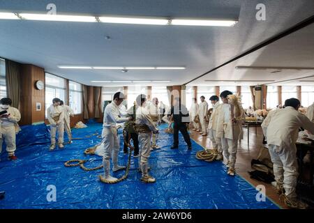 Città Di Shingu, Prefettura Di Wakayama, Giappone. 6th febbraio 2020. I festaioli si preparano a indossare i vestiti tradizionali prima di salire al santuario durante il festival Oto-matsuri a Kamikura-santuario nella città di Shingu, Prefettura di Wakayama, il 6 febbraio 2020. I partecipanti, chiamati noboriko, corrono lungo la montagna per pregare per una sicurezza familiare e una buona messe. Il festival, nato nel 1400 anni fa, (con una regola che le donne sono barate dalla montagna il giorno) si svolge il 6 febbraio di ogni anno. Febbraio 06, 2020 Credit: Nicolas Datiche/Aflo/Alamy Live News Foto Stock