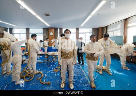 Città Di Shingu, Prefettura Di Wakayama, Giappone. 6th febbraio 2020. I festaioli si preparano a indossare i vestiti tradizionali prima di salire al santuario durante il festival Oto-matsuri a Kamikura-santuario nella città di Shingu, Prefettura di Wakayama, il 6 febbraio 2020. I partecipanti, chiamati noboriko, corrono lungo la montagna per pregare per una sicurezza familiare e una buona messe. Il festival, nato nel 1400 anni fa, (con una regola che le donne sono barate dalla montagna il giorno) si svolge il 6 febbraio di ogni anno. Febbraio 06, 2020 Credit: Nicolas Datiche/Aflo/Alamy Live News Foto Stock