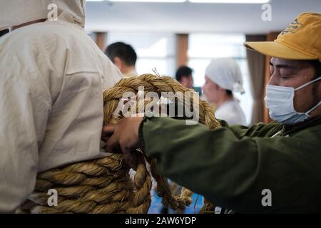 Città Di Shingu, Prefettura Di Wakayama, Giappone. 6th febbraio 2020. I festaioli si preparano a indossare i vestiti tradizionali prima di salire al santuario durante il festival Oto-matsuri a Kamikura-santuario nella città di Shingu, Prefettura di Wakayama, il 6 febbraio 2020. I partecipanti, chiamati noboriko, corrono lungo la montagna per pregare per una sicurezza familiare e una buona messe. Il festival, nato nel 1400 anni fa, (con una regola che le donne sono barate dalla montagna il giorno) si svolge il 6 febbraio di ogni anno. Febbraio 06, 2020 Credit: Nicolas Datiche/Aflo/Alamy Live News Foto Stock