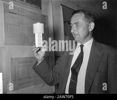 Press Tour delle dune lungo la posizione del giardino d'acqua in Av.. Waterl. Ora L. Huisman con disegno per nuovo pompst. Data: 20 Aprile 1961 Nome Della Persona: Ir. L. Huisman Foto Stock
