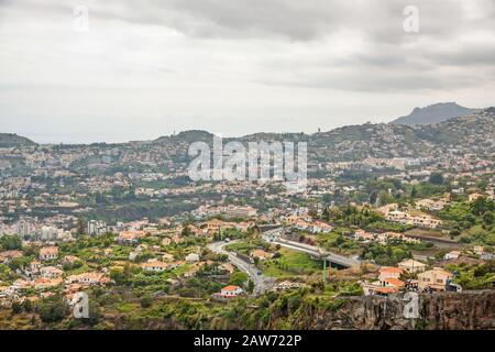 Vista su Funchal, Madeira, Portogallo dal giardino botanico Jardim Botanico Foto Stock