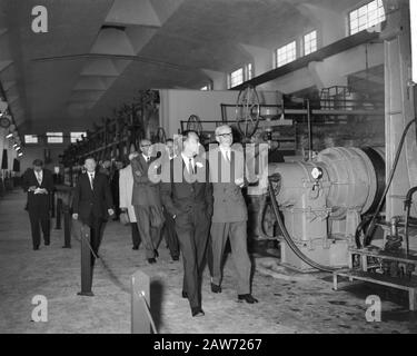 Il Principe Bernhard Visitò La Carta Di Berghuizer. Tour della fabbrica Data: 14 settembre 1961 Parole Chiave: Fabbriche, tour Persona Nome: Bernhard, principe Foto Stock
