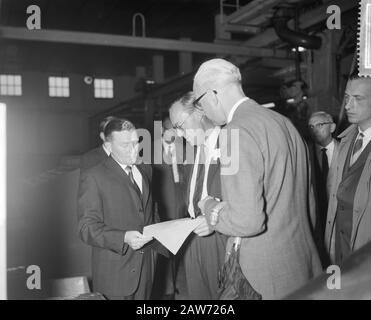 Il Principe Bernhard Visitò La Carta Di Berghuizer. Tour della fabbrica Data: 14 settembre 1961 Parole Chiave: Fabbriche, tour Persona Nome: Bernhard, principe Foto Stock