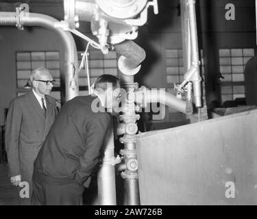Il Principe Bernhard Visitò La Carta Di Berghuizer. Tour della fabbrica Data: 14 settembre 1961 Parole Chiave: Fabbriche, tour Persona Nome: Bernhard, principe Foto Stock