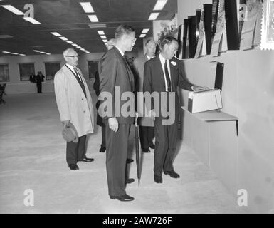 Il Principe Bernhard Visitò La Carta Di Berghuizer. Tour della fabbrica Data: 14 settembre 1961 Parole Chiave: Fabbriche, tour Persona Nome: Bernhard, principe Foto Stock