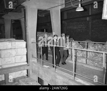 Il Principe Bernhard Visitò Il Libro Di Berghuizer Data: 14 Settembre 1961 Nome Persona: Bernhard, Principe Foto Stock