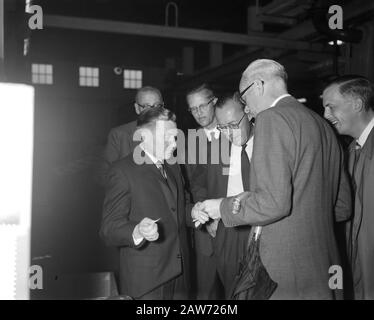 Il Principe Bernhard Visitò La Carta Di Berghuizer. Tour della fabbrica Data: 14 settembre 1961 Parole Chiave: Fabbriche, tour Persona Nome: Bernhard, principe Foto Stock