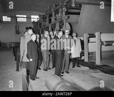 Il Principe Bernhard Visitò La Carta Di Berghuizer. Tour della fabbrica Data: 14 settembre 1961 Parole Chiave: Fabbriche, tour Persona Nome: Bernhard, principe Foto Stock
