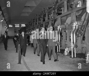 Il Principe Bernhard Visitò La Carta Di Berghuizer. Tour della fabbrica Data: 14 settembre 1961 Parole Chiave: Fabbriche, tour Persona Nome: Bernhard, principe Foto Stock