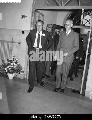 Il Principe Bernhard Visitò La Carta Di Berghuizer. Tour della fabbrica Data: 14 settembre 1961 Parole Chiave: Fabbriche, tour Persona Nome: Bernhard, principe Foto Stock