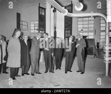 Il Principe Bernhard Visitò La Carta Di Berghuizer. Tour della fabbrica Data: 14 settembre 1961 Parole Chiave: Fabbriche, tour Persona Nome: Bernhard, principe Foto Stock