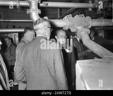 Il Principe Bernhard Visitò La Carta Di Berghuizer. Tour della fabbrica Data: 14 settembre 1961 Parole Chiave: Fabbriche, tour Persona Nome: Bernhard, principe Foto Stock