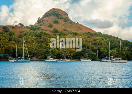 Barche ancorate a Pigeon Island, Rodney Bay, Santa Lucia, Mar dei Caraibi Foto Stock