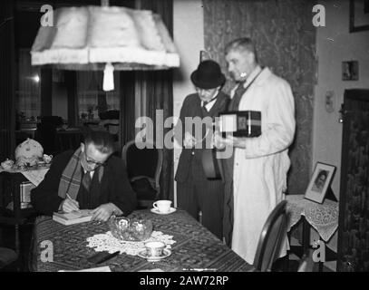 Controllo del permesso di ascolto. Ricerca PTT radio non dichiarate Data: 12 novembre 1946 Parole Chiave: Controlli, radio, licenze Foto Stock