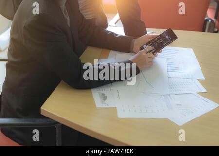 L'immagine dei due uomini d'affari che hanno analizzato il mercato azionario al telefono durante un meeting.Teamwork, Brainstorming, Sharing, Solution, Vision, Strat Foto Stock