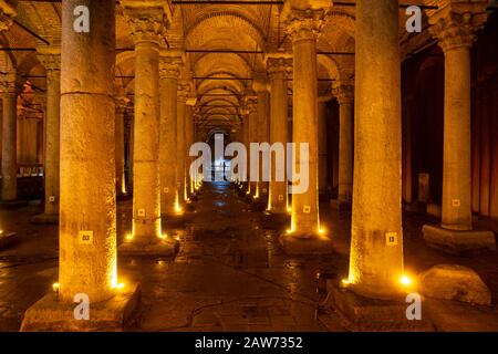 Istanbul, Turchia - 14 gennaio 2020: La Cisterna Basilica - serbatoio sotterraneo d'acqua costruito dall'imperatore Justinianus nel 6th secolo, Istanbul, Turchia Foto Stock