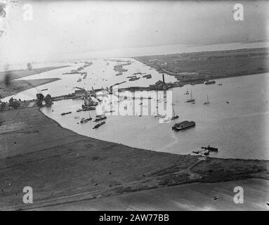 50th Jubilee Queen Wilhelmina veduta aerea. National Vlootschouw la IJ Interna ed Esterna di Amsterdam, con unità navali, navi, yacht e chiatte. Data: 3 settembre 1948 luogo: Amsterdam, IJ Parole Chiave: Anniversari, casa reale, aereo, navi Foto Stock