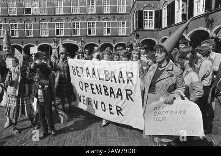 I membri della fondazione Incantano (trasporto pubblico accessibile per offrire al presidente della Camera Dolman una petizione a oggi: 15 luglio 1981 Parole Chiave: Presidenti di Camera, dimostrazioni, membri, petizioni Foto Stock