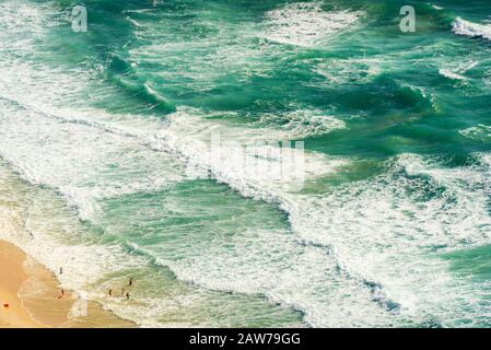 Vista aerea delle enormi onde oceaniche e delle persone sulla spiaggia. Sfondo tropicale estate spiaggia vacanza Foto Stock