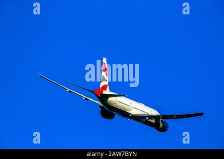 Un Boeing 777-236(ER) della British Airways con registrazione G-VIIM parte dall'aeroporto di Heathrow. Foto PA. Data Immagine: Giovedì 6 Febbraio 2020. Photo credit dovrebbe leggere: Steve Parsons/PA Wire Foto Stock