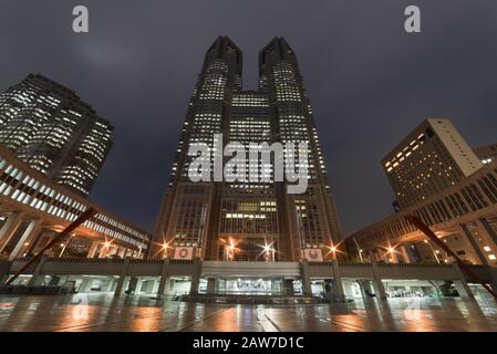 Tokyo, Giappone - 29 agosto 2016: Tokyo Metropolitan Government Building con giochi olimpici 2020 simboli di notte Foto Stock