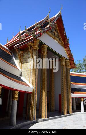 Bel tempio tailandese Wat Ratchabophit o formalmente Wat Ratchabophit Sathit Maha Simaram Ratcha Wora Maha Wihan, il tempio fu costruito durante il regno Foto Stock