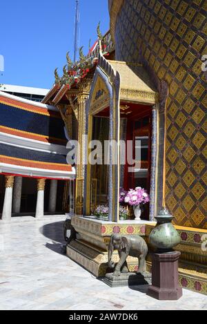 Bel tempio tailandese Wat Ratchabophit o formalmente Wat Ratchabophit Sathit Maha Simaram Ratcha Wora Maha Wihan, il tempio fu costruito durante il regno Foto Stock