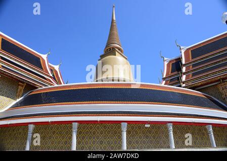 Bel tempio tailandese Wat Ratchabophit o formalmente Wat Ratchabophit Sathit Maha Simaram Ratcha Wora Maha Wihan, il tempio fu costruito durante il regno Foto Stock