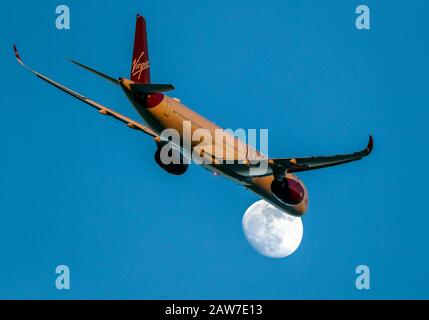 Un Airbus Virgin Atlantic A350-1041 con registrazione G-VLUX passa la luna come decollare dall'aeroporto di Heathrow. Foto PA. Data Immagine: Giovedì 6 Febbraio 2020. Photo credit dovrebbe leggere: Steve Parsons/PA Wire Foto Stock