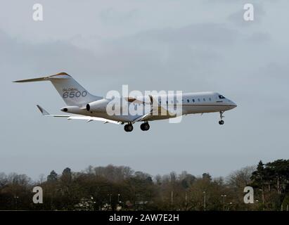 Bombardier Global 6500-BD-700-1A10 atterraggio all'aeroporto di Birmingham, Regno Unito (C-GDRX) Foto Stock