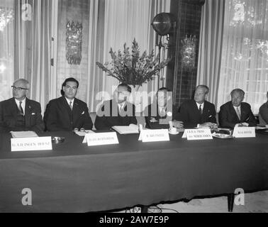 Principe Bernhard, Presidente Onorario Del Consiglio Di Associazione Industriale Suriname E Antille Olandesi Ir. Logen Hoursz, Kuiperbak, Bruijnzeel, Sua Altezza Reale Data: 20 Giugno 1962 Località: Antille Olandesi Nome: Bernhard, Prince, Bruijnzeel, Ir. Logen Hoursz Foto Stock