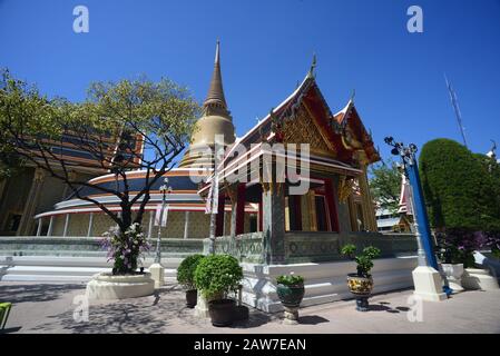 Bel tempio tailandese Wat Ratchabophit o formalmente Wat Ratchabophit Sathit Maha Simaram Ratcha Wora Maha Wihan, il tempio fu costruito durante il regno Foto Stock