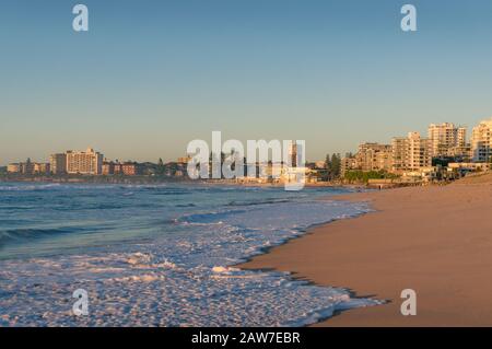 Quartiere residenziale della spiaggia di Cronulla con proprietà fronte mare all'alba. Immobiliare di lusso nei sobborghi di Sydney Foto Stock