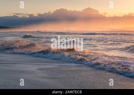 Spiaggia di sabbia oceanica con onde dolci all'alba. Bella estate natura sfondo scena, carta da parati Foto Stock