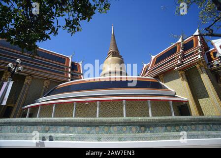 Bel tempio tailandese Wat Ratchabophit o formalmente Wat Ratchabophit Sathit Maha Simaram Ratcha Wora Maha Wihan, il tempio fu costruito durante il regno Foto Stock