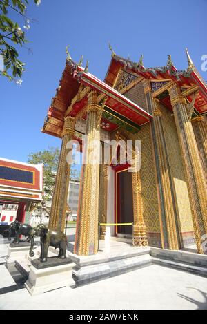 Bel tempio tailandese Wat Ratchabophit o formalmente Wat Ratchabophit Sathit Maha Simaram Ratcha Wora Maha Wihan, il tempio fu costruito durante il regno Foto Stock