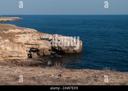 Seascape Belle Vedute Delle Pareti Rocciose A Strapiombo Sul Mare Tarhankut Crimea Foto Stock Alamy