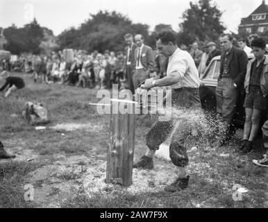 Gare nazionali di segagione di alberi, Jan van Beek in azione Data: 23 agosto 1962 Parole Chiave: Alberi, concorsi, sega Persona Nome: Jan van Beek Foto Stock