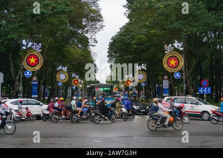 Ho Chi Minh City, Vietnam - 23 agosto 2017: Traffico in movimento che attraversa la strada durante l'ora di punta in HCMC in Vietnam Foto Stock