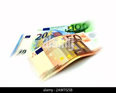 Banconote in euro diverse su sfondo bianco Foto Stock