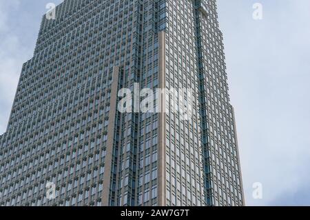 Vista prospettica di alto grattacielo con file di finestre. Architettura astratta sfondo Foto Stock