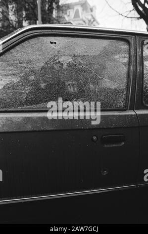 Evacuazione di uno squat su Vondelstraat 36 Amsterdam Bullet holes in un'auto parcheggiata, è sparato attraverso un proprietario di hotel Data: 23 dicembre 1982 Ubicazione: Amsterdam, Noord-Holland Parole Chiave: Automobili , cracker, tumulti Foto Stock