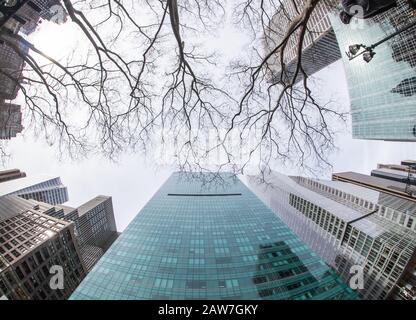 Edificio in vetro vicino al Bryant Park in inverno, con luce naturale. New York, Stati Uniti Foto Stock