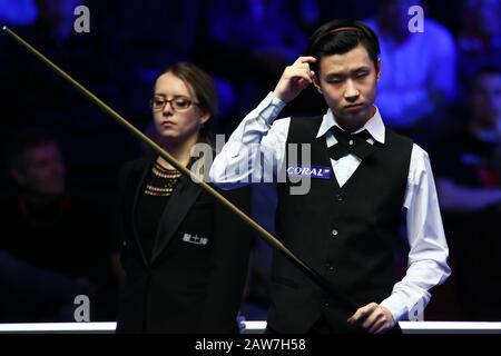 Zhao Xintong della Cina, a destra, considera un colpo a John Higgins della Scozia al secondo round del Gran Premio del mondo 2020 a Cheltenham, Regno Unito, 6 febbraio 2020. John Higgins della Scozia sconfisse Zhao Xintong della Cina con 4-1. Foto Stock