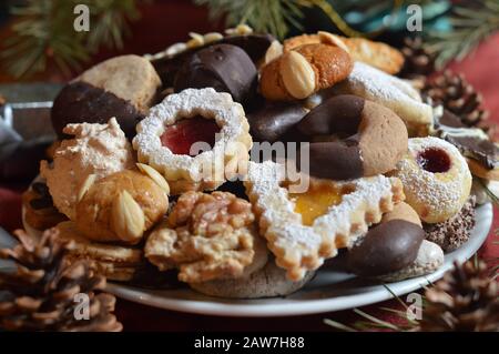 Biscotti di Natale su un piatto con decorazione di natale Foto Stock